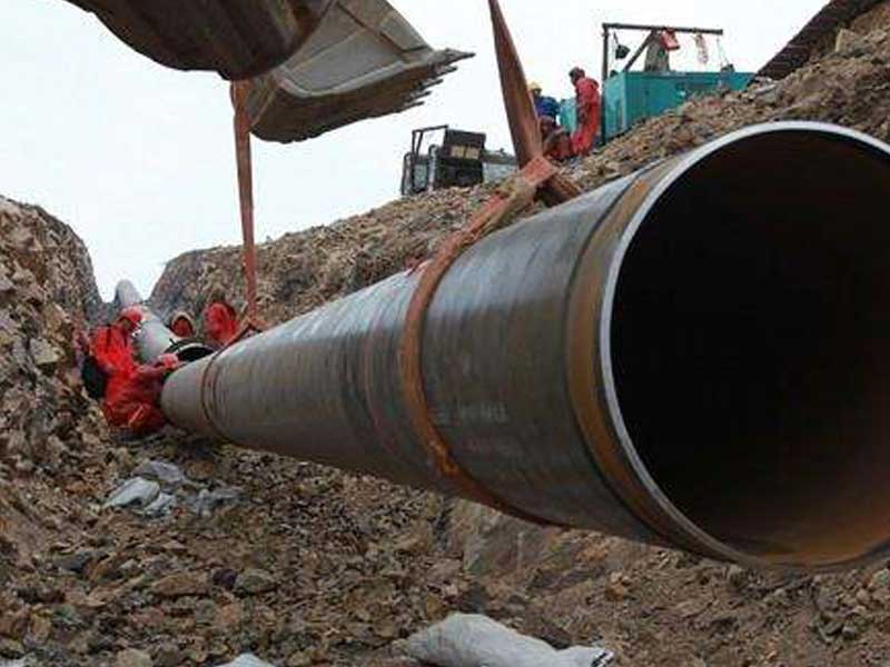 西气东输3PE防腐钢管施工现场